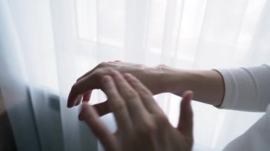 Beyaz Losyonlu Top View of Hands. Bir kadın ellerine losyon sürüyor da. Bir kadın günlük rutinini yapıyor..