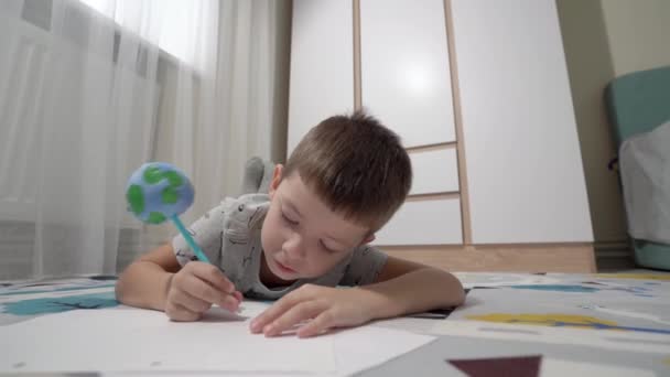 Dzieciak Ołówkiem Kształcie Planety Ziemia — Wideo stockowe
