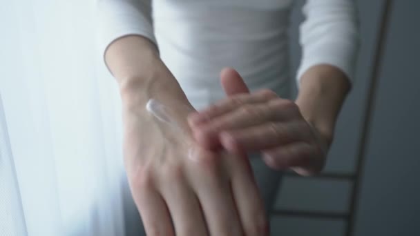 Dziewczyna Wkłada Balsam Dłonie Zbliżenie Rąk Ruchu — Wideo stockowe