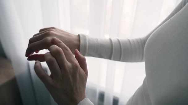 Žena Dává Krém Ruce Zavřít Ruce Bílým Krémem — Stock video