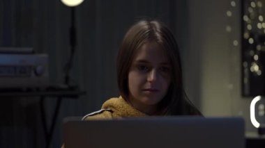 Genç kız pansiyoner kız portresi evde bilgisayarını kullanmaktan mutlu, kapat.