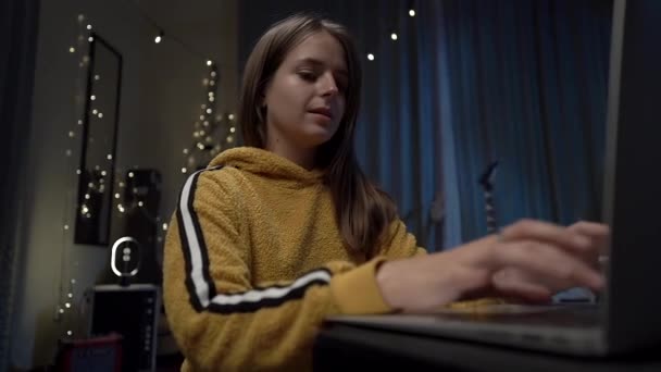 Työ Kannettavan Tietokoneen Joukko Tekstiä Näppäimistöllä Naisten Kädet Keltaisessa Puserossa — kuvapankkivideo