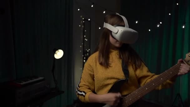 Kulaklıklı Bir Kız Gitar Çalan Neşeli Bir Kız Giyilebilir Teknolojisi — Stok video