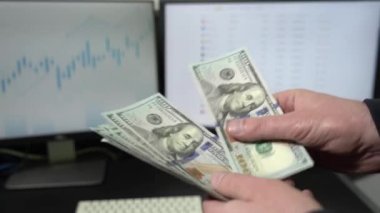 Erkek Eller nakit para sayıyor, banknotlar. Manzara 'yı kapatın. 4k video