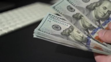 Amerikan Doları 'nı hesaplamak için yakın plan. Finans ve zenginlik kavramı. Para sayma. Finans ve Para Ödeme Konsepti.