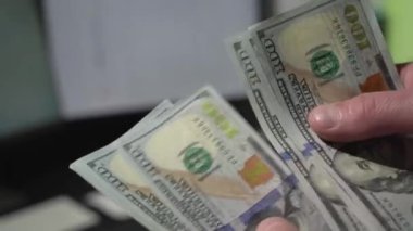 Elleri sayıyor. Ellerinde banknotlar var. Manzara 'yı kapatın. 4k video
