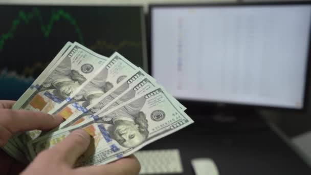 Homem Calculando Dólares Americanos Dinheiro Dentro Casa Área Trabalho Com — Vídeo de Stock