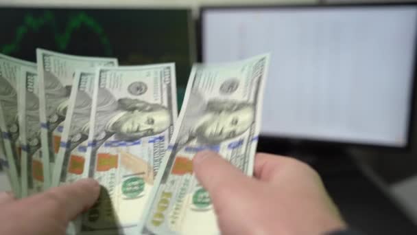 Homem Calculando Dólares Dinheiro Descida Com Gráficos Comerciais Segundo Plano — Vídeo de Stock