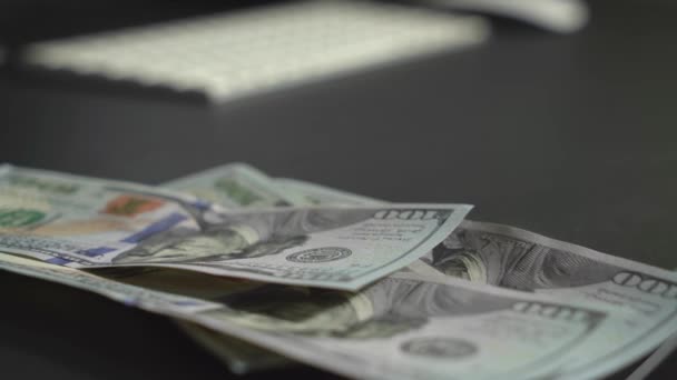 Siyah Bir Masadaki 100 Dolarlık Banknotları Saymak 100 Dolarlık Banknotları — Stok video