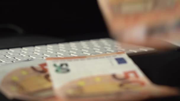 現金の計算だ Eu銀行券 通貨交換 4Kビデオ映像 黒のテーブルの上にユーロ紙幣を数えるのを閉じる 財政と豊かさの概念 — ストック動画