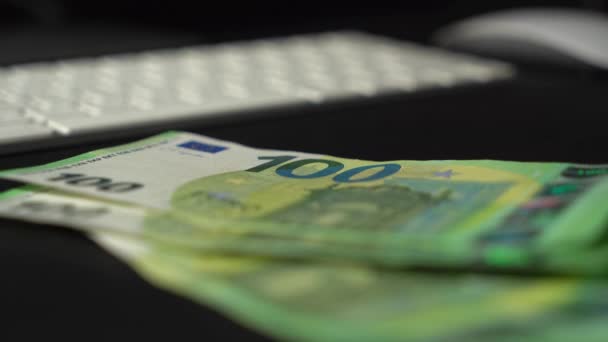 Nahaufnahme Der Zählung Von Euro Geldscheinen Auf Schwarzem Tisch Bargeldkalkulation — Stockvideo