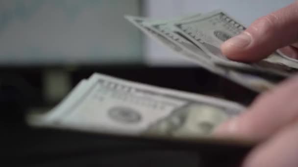 手は米ドルを数える 現金での支払い 財務見通しの概念 — ストック動画