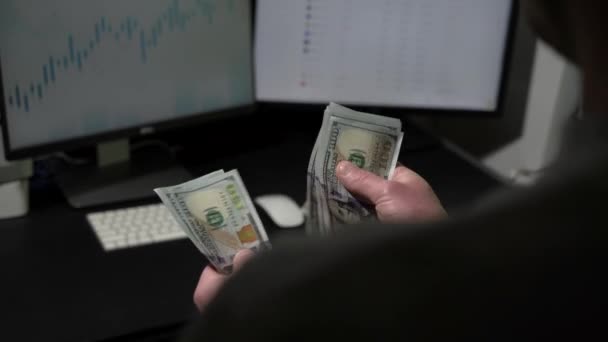 Muž Výpočet Hotovosti 100 Dolarů Obchodní Grafikou Pozadí — Stock video