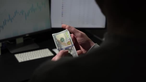 Omul Numără Banii Omul Calculează Numerar Dolari Sua Interior Grafică — Videoclip de stoc