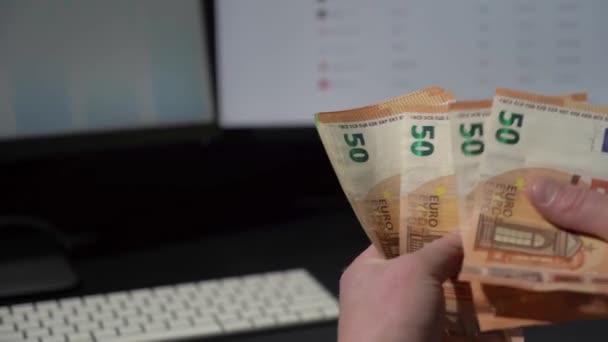 Fermez Les Mains Homme Tout Comptant Les Billets Euros Calcul — Video