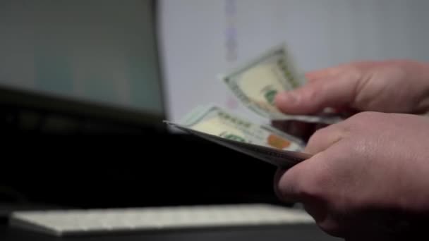 Mann Berechnet Bargeld Dollar Hause Mit Handelsgrafiken Hintergrund Geschäftsmann Der — Stockvideo