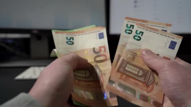 Cierra Las Manos Del Hombre Mientras Cuentas Los Billetes Euros — Vídeo de stock