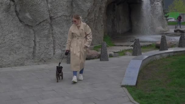 Girl Dressed Beige Trench Coat Walking Pet Urban Area Dalam — Stok Video