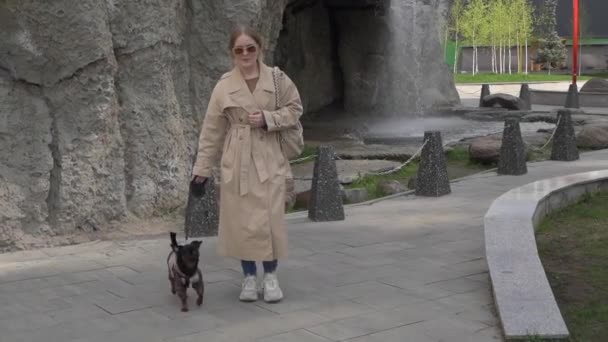 Kobieta Ubrana Beżowy Płaszcz Przeciwdeszczowy Chodząca Pet Obszarze Miejskim Zwolnij — Wideo stockowe
