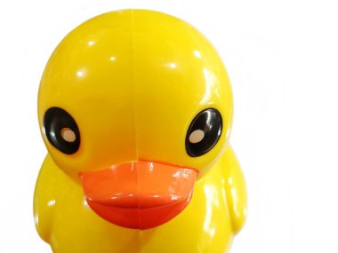 Beyaz arka planda sevimli sarı plastik ördek manzarası.