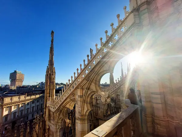 Milano 'daki katedralin çatısının tepesinde. 