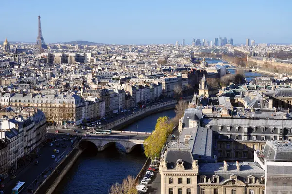Paris şehrinin havadan görünüşü 