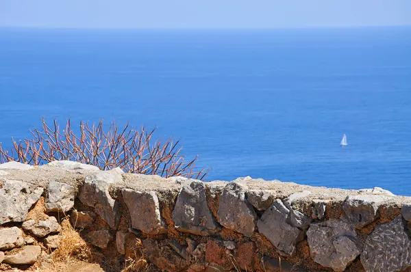 Güzel deniz manzarası ve kumsal.