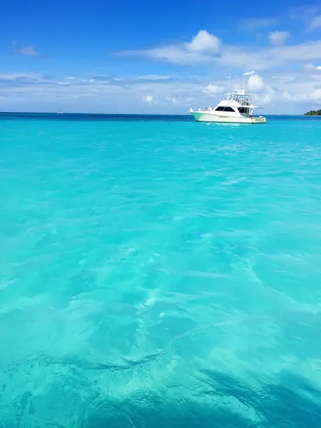 Tropikal adalarda mavi göl