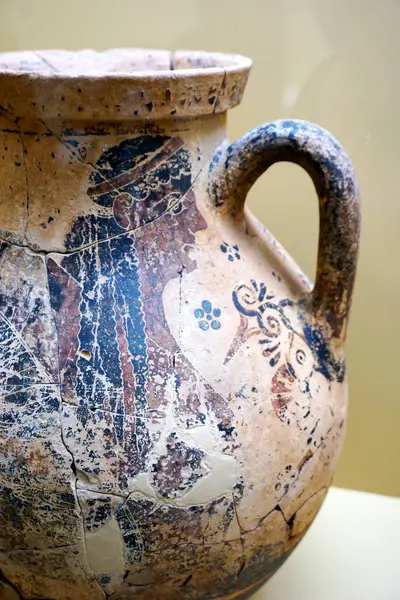 Müzedeki antik Yunan çömleği 