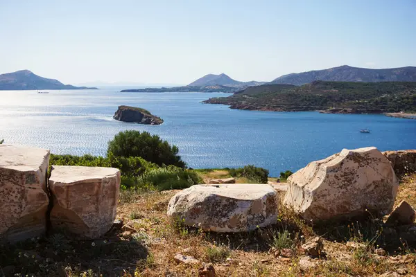 Güneşli bir günde Yunanistan 'ın kıyı şeridi 