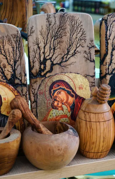 Tahta kase dolusu seramik ürün.