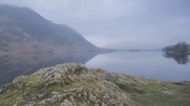 İngiliz Gölü Bölgesi Cumbria 'da Crummock Water manzarası. İngiltere karanlık bir gökyüzünün altında.