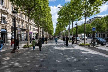 PARIS, FRANCE - 16 Mayıs 2023. Champs-Elysees Bulvarı 'ndaki dükkanlar. Paris' in en ünlü caddesi 1910 metreye sahiptir ve mağazalar, kafeler, turistler ve restoranlarla doludur..