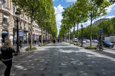 PARIS, FRANCE - 16 Mayıs 2023. Champs-Elysees Bulvarı 'ndaki dükkanlar. Paris' in en ünlü caddesi 1910 metreye sahiptir ve mağazalar, kafeler, turistler ve restoranlarla doludur..