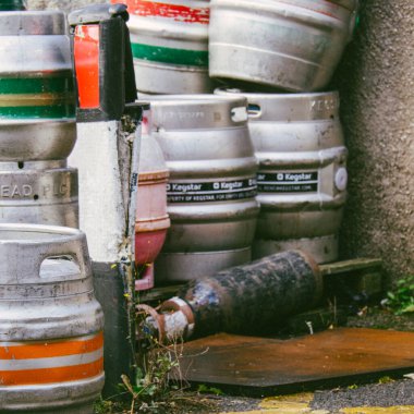 Bar bahçesinde bira fıçısı. Boş fıçı ve gaz tüpü.