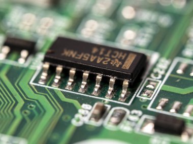 Bilgisayarın ana kartını kapat.