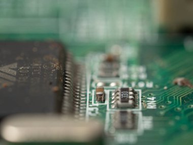 Bilgisayarın ana kartını kapat.