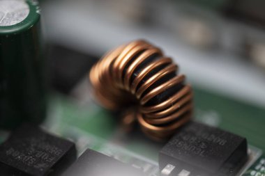 Bilgisayarın ana kartını kapat.