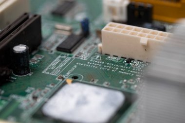 Bilgisayarın ana kartını kapat.