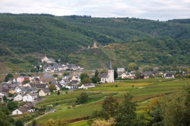 Ellenz-Poltersdorf kilise bağları Moselle Nehri ve Beilstein Almanya kırsal alanda sonbaharın başlarında
