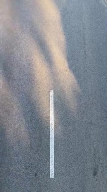 Yoldan aşağı doğru giden arabalar, tepeden aşağı manzara. Dikey video. Yüksek kaliteli FullHD görüntüler