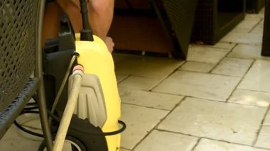 Yüksek basınçlı yıkama makinesi beton yollardaki inatçı lekeleri temizler. Ekipman satıcıları ya da profesyonel temizlik hizmetleri için mükemmel bir görüntü..