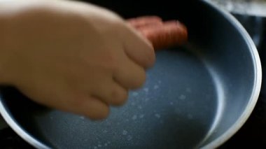 Tavaya sosis yerleştiren bir kadının tam HD videosu. Yemek pişirme dersleri, yemek hazırlama klipleri ya da mutfak gereçleri tanıtımı için uygun. Yüksek kaliteli görüntüler.