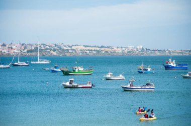 Cascais, Portekiz - 22 Mayıs 2025: Görüntü, binaları ve denizleri olan bir kıyı bölgesini resmediyor. Bölgelerin doğal ve kentsel özelliklerinin bir parçası olarak kaydedildi.