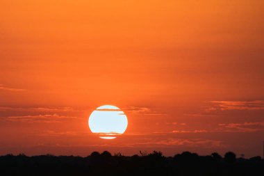 Güneş ufukta parlak turuncu renklerle kaplanırken, altın bir güneşin dingin güzelliğini hissedin. Bu görüntü sükunetin özünü ve yeni bir günün vaadini yansıtıyor. Sıcaklığı, umudu ve sonsuz olan B 'yi taşımak için mükemmel.