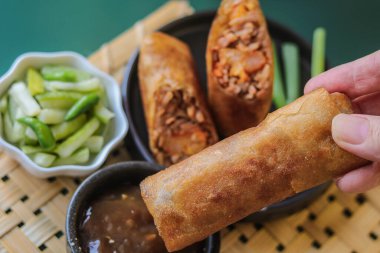 El ele tutuşan Lumpia Semarang, bambu filizleri (rebung) ve karideslerle dolu bir Endonezya böreği. Taze soğan, salatalık turşusu, yeşil biber ve lezzetli sosuyla servis edilir..