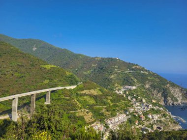 Cinque Terre, Liguria, İtalya 'da Vernazza' dan Corniglia 'ya Manzaralı Yürüyüş Yolu