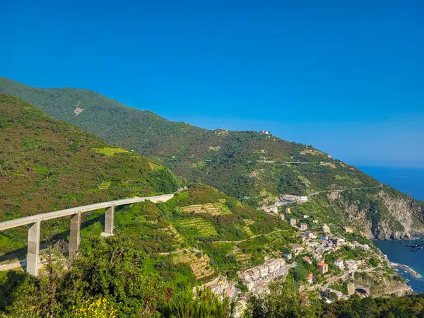 Cinque Terre, Liguria, İtalya 'da Vernazza' dan Corniglia 'ya Manzaralı Yürüyüş Yolu