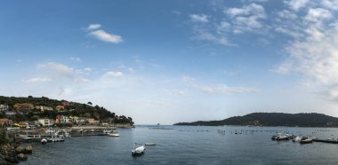 Portofino, İtalya Renkli Binalar ve Sükunet Deniz Manzaraları ile Alacakaranlık 'ta Muhteşem Kıyı Manzarası İtalyan Rivierası boyunca