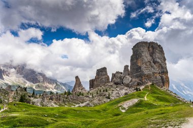 Dolomitlerde Nefes Kesen Yaz Günü Cinque Torri 'nin Sahne Manzarası, İtalyan İkonik Dağ Manzarası